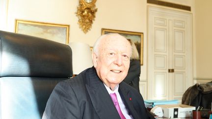 Le maire de Marseille Jean-Claude Gaudin, le 9 janvier 2019, dans son bureau à la mairie centrale. (ALEXANDRE BARLOT / FRANCEINFO)