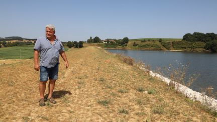 Pascal Beteille,&nbsp;maraîcher et président de la Coordination rurale 47, sur la digue du lac de Caussade (Lot-et-Garonne), le 11 août 2020. (ELISE LAMBERT/FRANCEINFO)