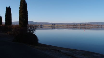 Autour du lac Chalain (Jura) ainsi que dans les Alpes se trouve 111 vestiges d'habitations pr&eacute;historiques sur pilotis, datant d'environ 5 000 &agrave; environ 500 av. J.-C. Leurs fouilles ont permi d'en apprendre beaucoup sur le mode de vie des communaut&eacute;s alpines du N&eacute;olithique.&nbsp; (CC / FLICKR / PAUL-EDOUARD PINOT)