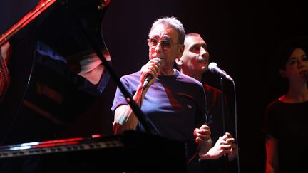 Alain Chamfort sur la scène des Francofolies de La Rochelle (Charente-Maritime) le 13 juillet 2019 (GUILLAUME GEORGES / MAXPPP)