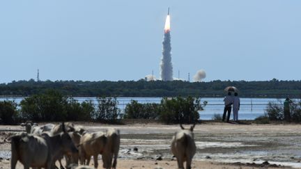 Une fusée décolle de la base de&nbsp;Sriharikota (Inde), le&nbsp;22 juin 2016. (ARUN SANKAR / AFP)