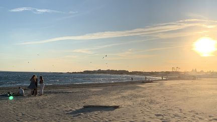 Les premiers vacanciers arrivent sur les plages du Cap d'Agde, dans l'Hérault. (THIRARD, AURÉLIEN / FRANCE-INFO)