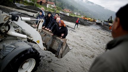 Des personnes sont &eacute;vacu&eacute;es, &agrave; Topcic Polje, en Bosnie, vendredi 16 mai.&nbsp; (DADO RUVIC / REUTERS )