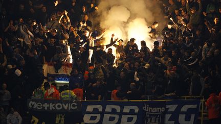 Le groupe de supporters Bad Blue Boys, du Dinamo Zagreb, lors d'un d&eacute;placement &agrave; Londres, le 6 novembre 2008. (IAN KINGTON / AFP)