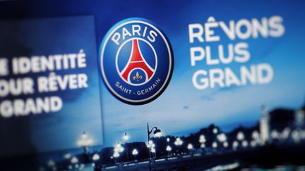 Le nouveau logo du Paris Saint-Germain sur le site internet du club de football, le 22 f&eacute;vrier 2013. (THOMAS COEX / AFP)