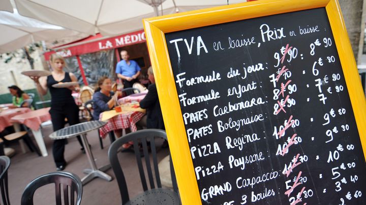 Une photo trompeuse ? Selon l'association Consommation, logement et cadre de vie (CLCV),&nbsp;56,4 % des restaurants n'appliquent aucune r&eacute;duction sur les prix. (MYCHELE DANIAU / AFP)