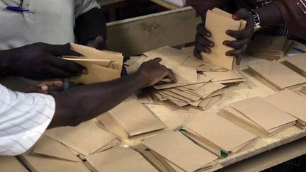 Djibouti-ville (Djibouti), le 8 avril 2016. Décompte des bulletins de vote dans une école primaire bureau de vote de la capitale, .

 (Minasse Wondimu Hailu / ANADOLU AGENCY)