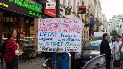 Une affiche au sujet du référendum&nbsp;sur la privatisation d'ADP, le 4 septembre 2019, à Paris. (RICCARDO MILANI / HANS LUCAS / AFP)