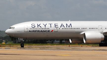 Un&nbsp;avion Air France, devant relier l'île Maurice à Paris, sur l'aéroport de Mombasa (Kenya), le 20 décembre 2015, après un aterrissage d'urgence lié à&nbsp;une fausse alerte à la bombe. (AFP)