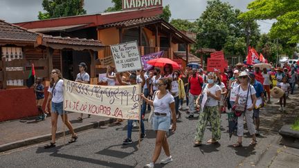 Une manifestation&nbsp;pour réclamer justice dans l'affaire du chlordécone, au Lamentin (Martinique), le 28 mars 2022. (FANNY FONTAN / HANS LUCAS / AFP)