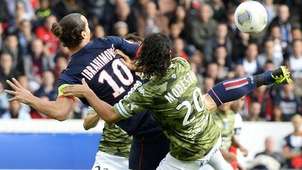 Zlatan Ibrahimovic inscrit un but sur une "aile de pigeon" pour le PSG, le 19 octobre 2013, face &agrave; Bastia, &agrave; Paris. (LIONEL BONAVENTURE / AFP)