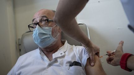 Un médecin urgentiste se fait vacciner contre le Covid-19 à l'hôpital de la Timone à Marseille, mardi 5 janvier 2021. (CHRISTOPHE SIMON / AFP)