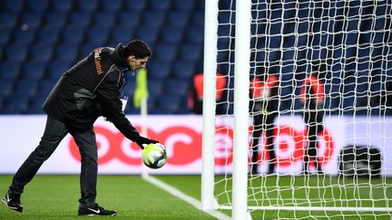 Un homme de la compagnie allemande&nbsp;GoalControl, juste avant un match de Ligue 1 au Parcs des Princes à Paris.&nbsp; (FRANCK FIFE / AFP)