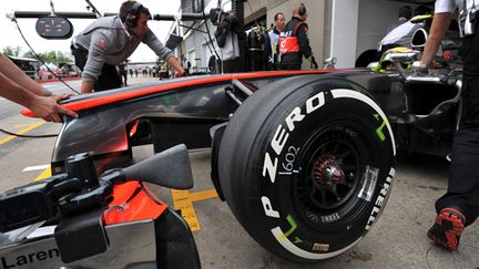 Un pneu Pirelli sur la McLaren de Sergio Perez (STAN HONDA / AFP)