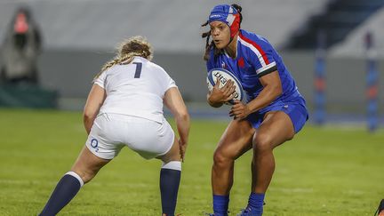 Safi N'Diaye au duel avec&nbsp;Vickii Cornborough lors du tournoi des Six nations 2021, le 30 avril de la même année. (LOIC BARATOUX / LOIC BARATOUX)