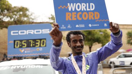 L'athlète éthiopien Yoif Kejelcha après son record du monde du semi-marathon établi à Valence (Espagne), le 27 octobre 2024. (BIEL ALINO / MAXPPP)