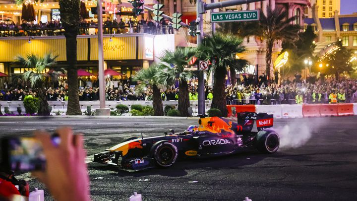 Red Bull fait le show lors des festivités organisées pour promouvoir le Grand Prix de Las Vegas, le 5 novembre 2022. (WADE VANDERVORT / AFP)