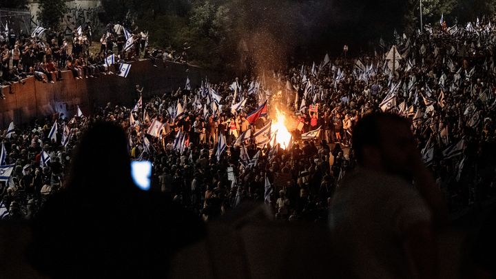 Des opposants à Benyamin Nétanyahou dans les rues de Tel-Aviv, en Israël, le 5 novembre 2024. (MOSTAFA ALKHAROUF / ANADOLU / AFP)