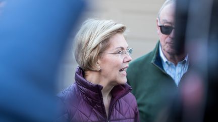 La sénatrice Elizabeth Warren annonce son retrait de la primaire démocrate, le 5 mars 2020 devant son domicile de Cambridge (Massachusetts). (SCOTT EISEN / GETTY IMAGES NORTH AMERICA / AFP)