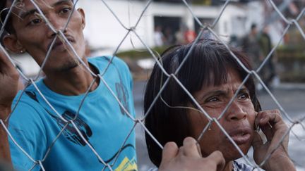 Ces rescap&eacute;s attendent une aide m&eacute;dicale, &agrave; Tacloban. Le nombre de victimes devrait s'&eacute;lever lorsque des villes et villages seront de nouveau accessibles. (ERIK DE CASTRO / REUTERS)