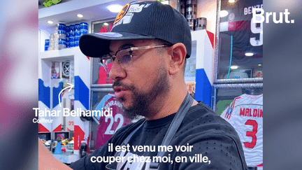 Il a coiffé les joueurs de football Franck Ribéry et Riyad Mahrez. Il coiffe régulièrement le rappeur JuL. Brut a rencontré Tahar Belhamidi, coiffeur et personnalité emblématique de Marseille.