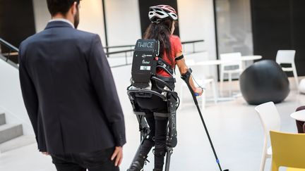 Une jeune patiente munie d'un exosquelette, à Lausanne (Suisse). (FABRICE COFFRINI / AFP)