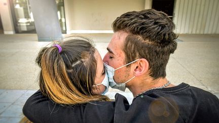 Un&nbsp;baiser à l'heure du coronavirus. Photo d'illustration. (MIKAEL ANISSET / MAXPPP)