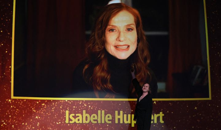 Isabelle Huppert, reçoit un Ours d'Or pour l'ensemble de sa carrière d'actrice.&nbsp; (RONNY HARTMANN / AFP)