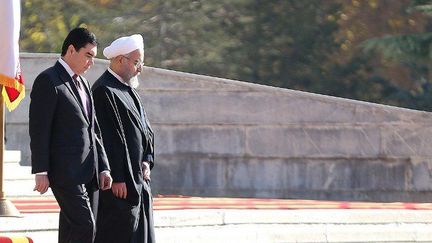 Le président du Turkménistan, Gurbanguly Berdimukhamedov (L), et le président iranien Hassan Rouhani, au palais Sa'dabat de Téhéran, en Iran, le 22 novembre 2015. (POOL / IRANIAN PRESIDENCY / ANADOLU AGENCY)