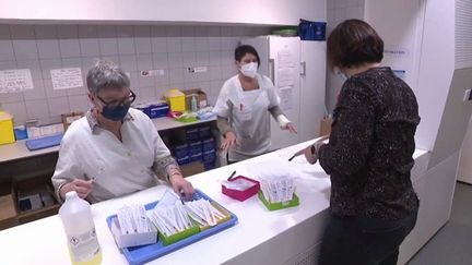 Covid-19 : le variant Omicron est-il plus contagieux et moins résistant au vaccin ? (France 3)