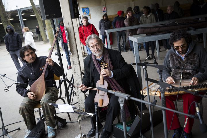 A Calais, Jordi Savall joue avec les migrants  - avril 2016
 (PHOTOPQR/LE PARISIEN/MAXPPP)