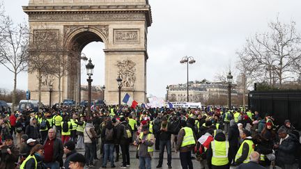 Des manifestants "gilets jaunes" près de l'Arc de Triomphe à Paris, samedi 26 janvier 2019. (ZAKARIA ABDELKAFI / AFP)