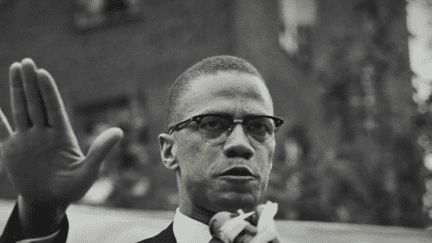 Il y a un an, les deux hommes condamnés pour le meurtre du militant afro-américain Malcolm X aux États-Unis, en 1965, étaient innocentés. Alors que la justice se montrait sourde aux preuves de leur innocence, un documentaire a relancé l'affaire. (franceinfo)