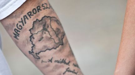 Nostalgique du passé, un sympathisant de Jobbik s’est tatoué une carte de la « Grande Hongrie » d’avant la Première guerre mondiale. (TOPSHOTS / AFP PHOTO / BALINT PORNECZI )