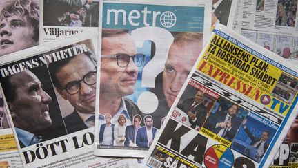 Une photo de plusieurs journaux prises le 10 septembre 2018, au lendemain d'elections. (JONATHAN NACKSTRAND / AFP)