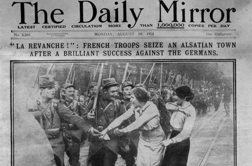 Une du journal britannique Daily Mirror montrant une photo de militaires français salués par des femmes "dans une ville alsacienne" non identifiée. Le journal date du 10 août 1914. En août-septembre 1914, l'armée française avait mené une série d'offensives dans les Vosges. (AFP)