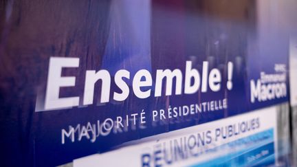 Une affiche pour la majorité présidentielle lors des élections législatives des 12 et 19 juin 2022. (MARTIN BERTRAND / HANS LUCAS / AFP)