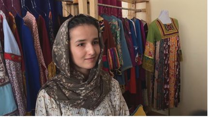 Asila Sadat,&nbsp;jeune styliste afghane de 24 ans, craint que les règles des talibans au pouvoir ne se durcissent envers les femmes. (EMMANUELLE THEIS / RADIO FRANCE)