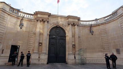 Des gendarmes devant l'entr&eacute;e de l'h&ocirc;tel de Matignon, &agrave; Paris, le 21 novembre 2011.&nbsp; (JACQUES DEMARTHON / AFP)