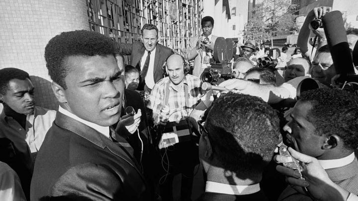 &nbsp; (20 juin 1967, Mohamed Ali convoqué par un tribunal fédéral. © Bettman/Getty Images)