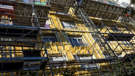 Un immeuble parisien reçoit une isolation thermique sur sa façade. (MAXPPP)