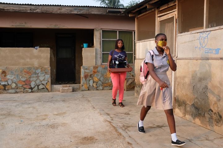 Cindy Anyetei, 13 ans, quitte sa maison pour l’école le premier jour de réouverture de l’école à Accra, au Ghana, le 18 janvier 2021. (NIPAH DENNIS / AFP)