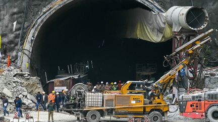 Des responsables indiens et des ingénieurs de l'armée indienne sur le site de forage du tunnel dans l'Uttarakhand, le 27 novembre 2023. (ARUN SANKAR / AFP)