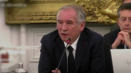 Le Premier ministre François Bayrou, qui est aussi maire, souhaite mettre fin au non cumul des mandats. Plusieurs lois interdisent en effet d'être parlementaire et élu local. (France 2)