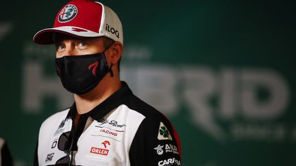 Kimi Räikkönen dans le paddock en marge du Grand Prix du Qatar, à Losail, le 19 novembre 2021. (XAVI BONILLA / DPPI via AFP)