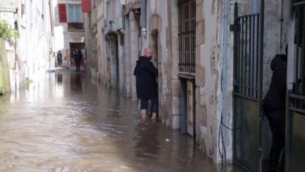 Les habitants de Bayonne, dans les Pyrénées-Atlantiques, font face à une crue de la Nive, vendredi 18 octobre, après de fortes pluies et un coefficient de marée élevé. (France 2)