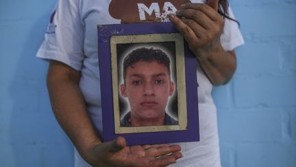 Rubiela Giraldo, mère de&nbsp;Diego Armando Marin, "faux positif" tué en 2008, à Soacha, en Colombie, le 9 novembre 2021. (JUANCHO TORRES / ANADOLU AGENCY / AFP)