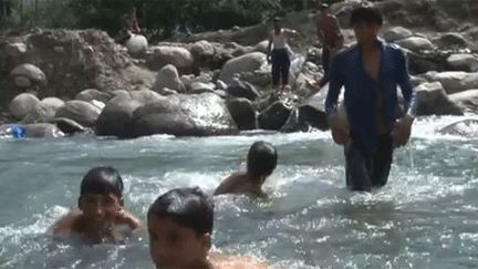 Les cascades, une source de plaisir pour les jeunes Pakistanais venus en vacances dans l'Azad Cachemire. (AFP)