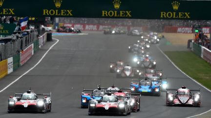 Des voitures sur la piste des 24 heures du Mans (JEAN-FRANCOIS MONIER / AFP)