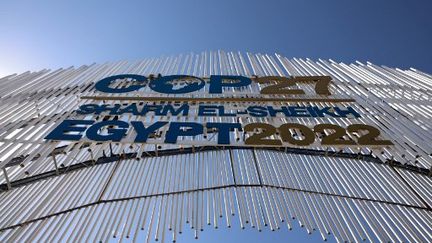 L'entrée du centre des congrès de Charm el-Cheikh (Egypte), où se tient la COP27 à partir du 6 novembre 2022. (JOSEPH EID / AFP)